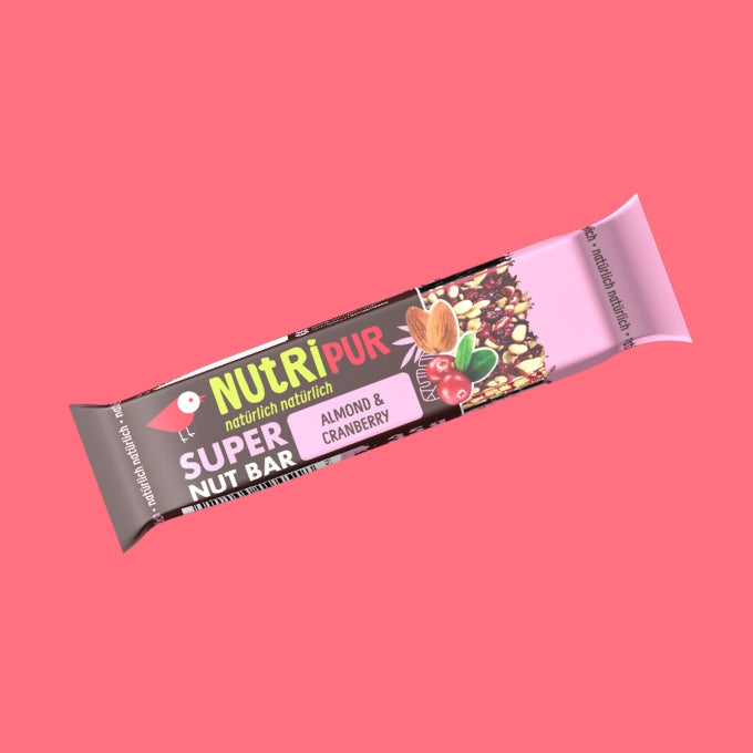 Super Nut Bar mit Mandeln und Cranberries in Nahaufnahme
